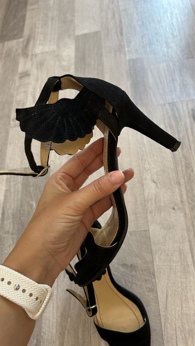 Sandale dama in stare perfecta model unicat Yvettes