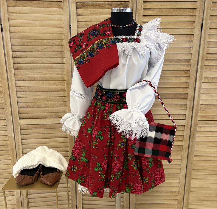 Costum popular/traditional de Maramures pentru femei autentic, complet