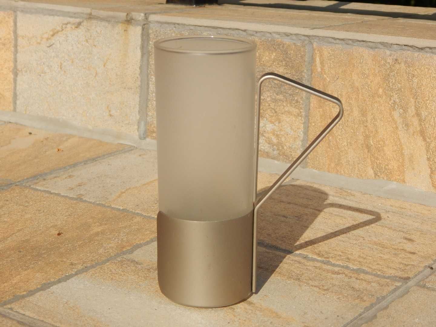 Pahar din sticla cu suport metalic detasabil