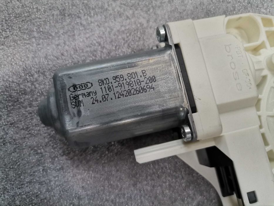 Оригинален Мотор за Стъклоповдигач Преден Ляв Audi VW 8K0959801B