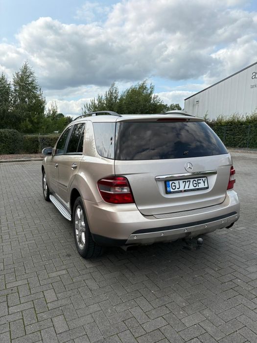 Mercedes ML 320.