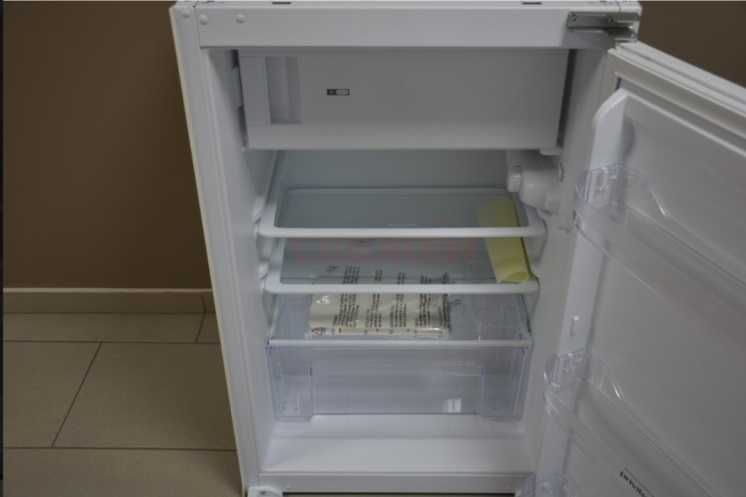 Малък хладилник за вграждане Privileg PRFIF 154