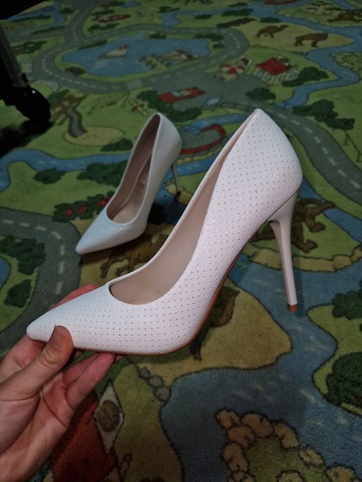 Vand pantofi albi marimea 37