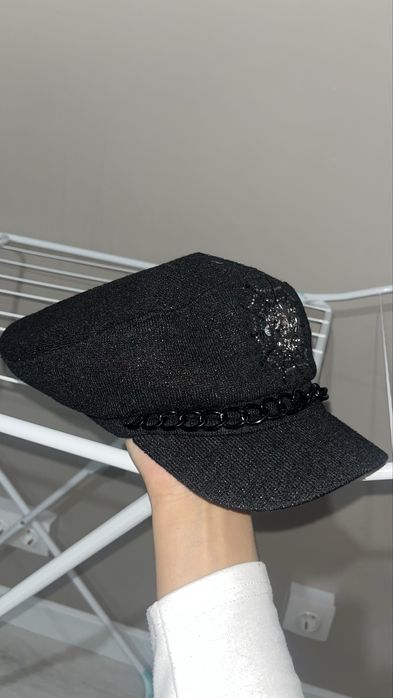 Черная стильная кепка с декором