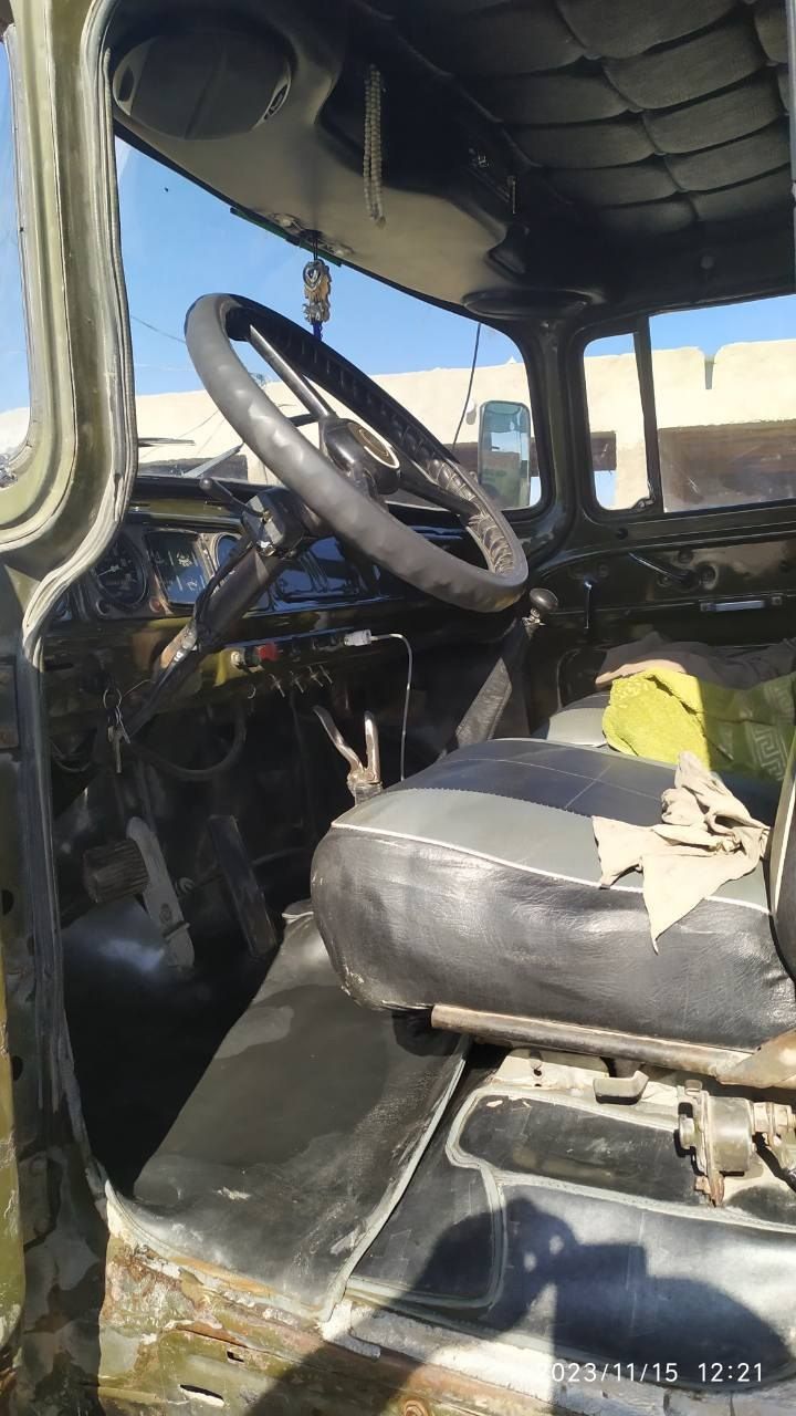 Tez va arzon Zil 130 yuk mashinasi sotiladi.