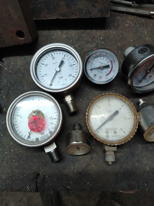Манометры разные.