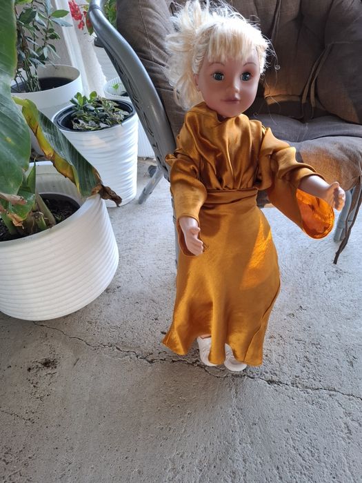 Papusa mare Ialia cu înălțimea de 75 cm blonda