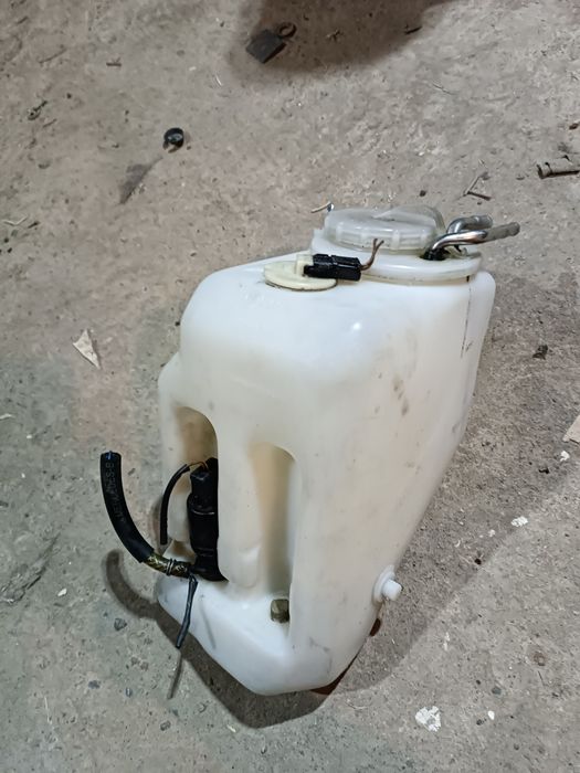 Продам бочек омывателя 124 Мерседеса