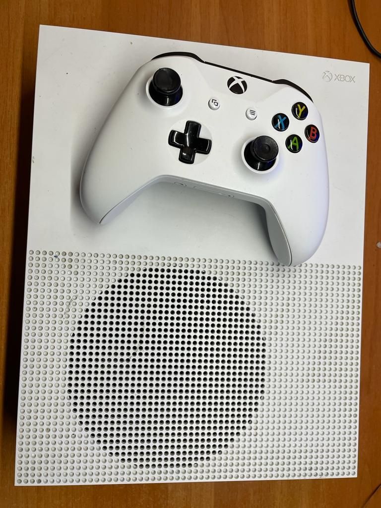 Xbox one S 1TB +3 jocuri