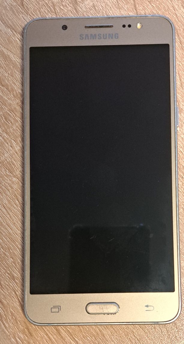 Продавам Samsung J5