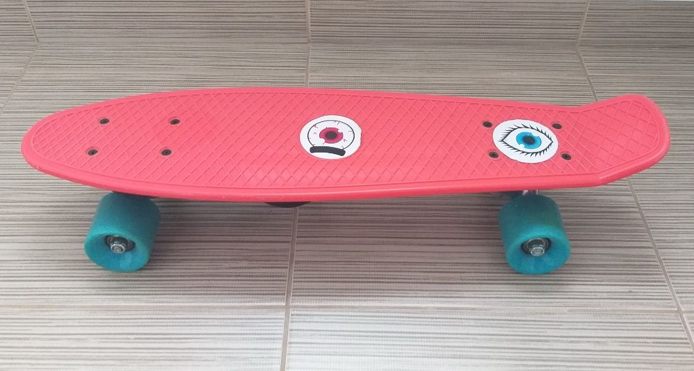 Skateboard Rosu NOU foarte rezistent Pret Negociabil