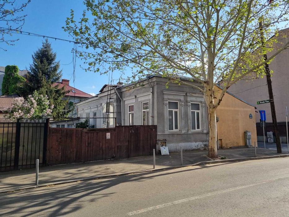 Vând casă zona Principatele Unite