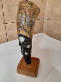 Corn bovina sculptat cu chip exotic, pe suport lemn, inalt 23cm