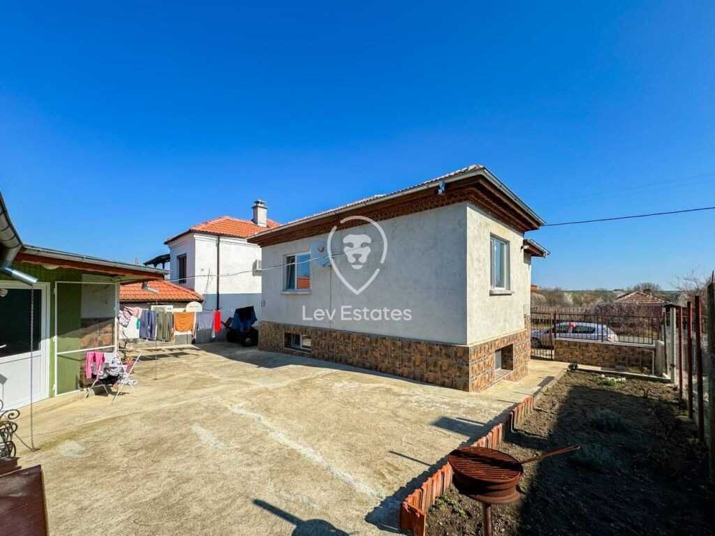 Уютна двуетажна къща в село Сърнево, област Бургас