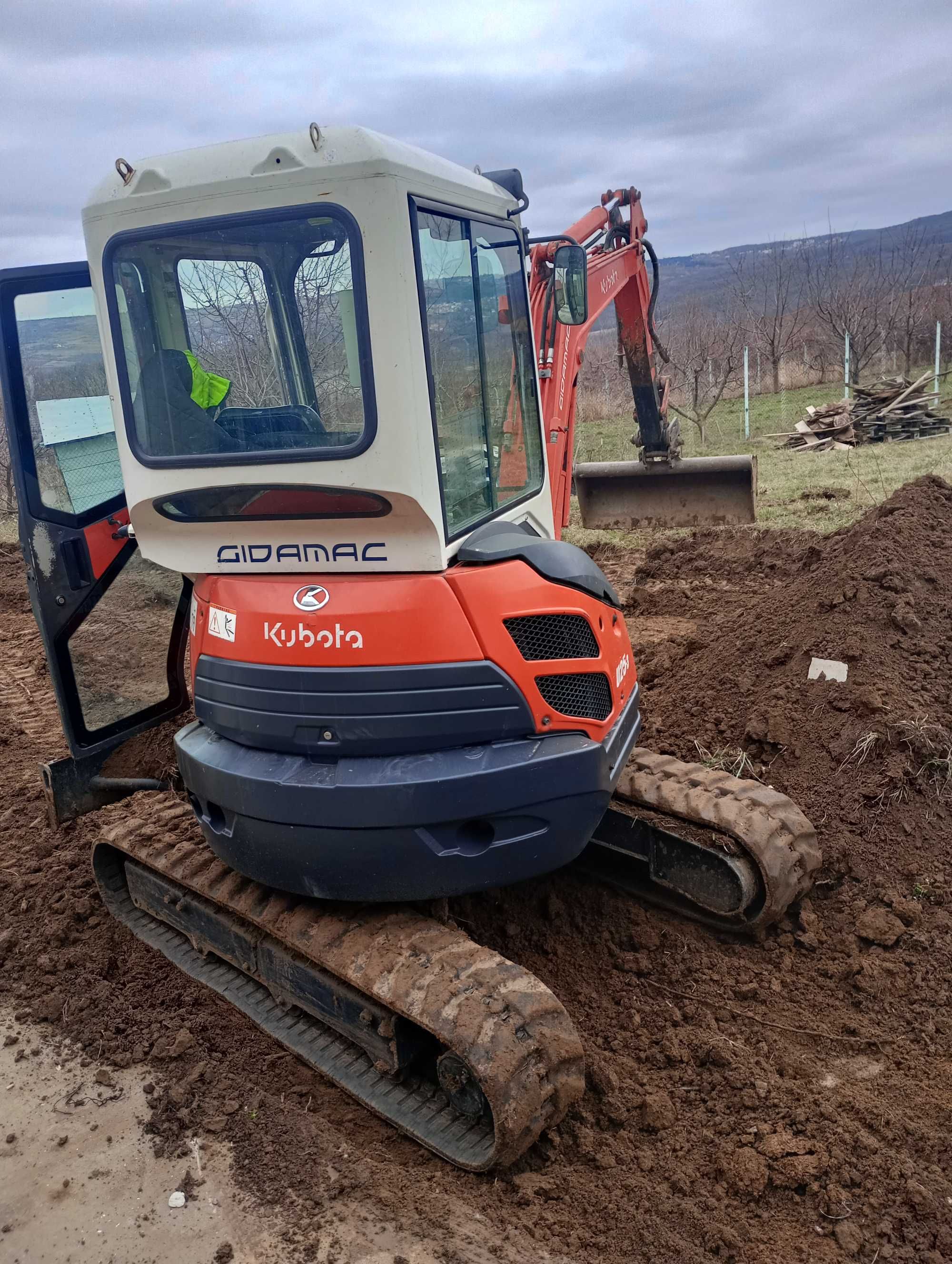 Miniexcavator de închiriat