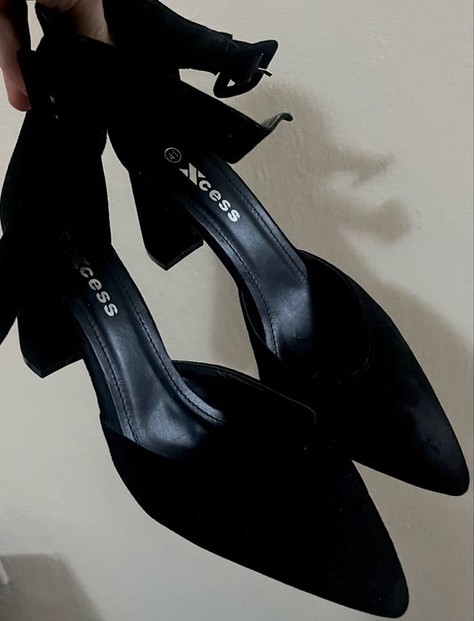 Черни велурени обувки на нисък ток, стилето, елегантни и удобни