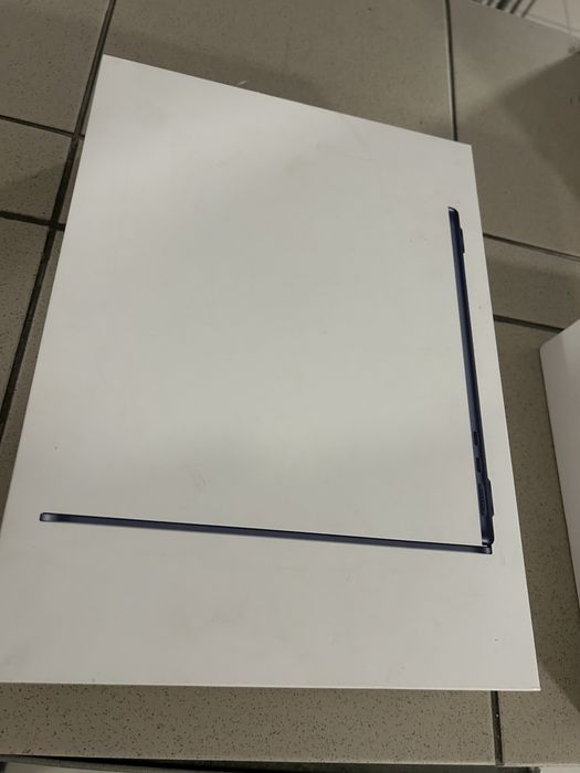 Cutie  de macbook air 13 cu cip