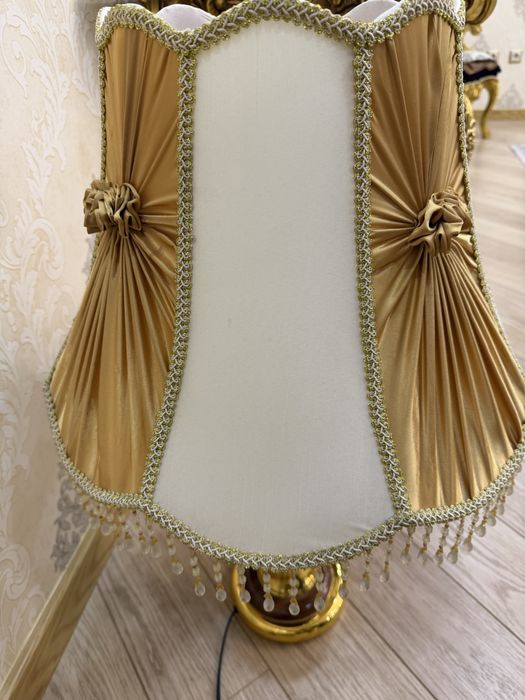 Шикарная лампа, с золотым декором и хрустальными подвесками - хорошее