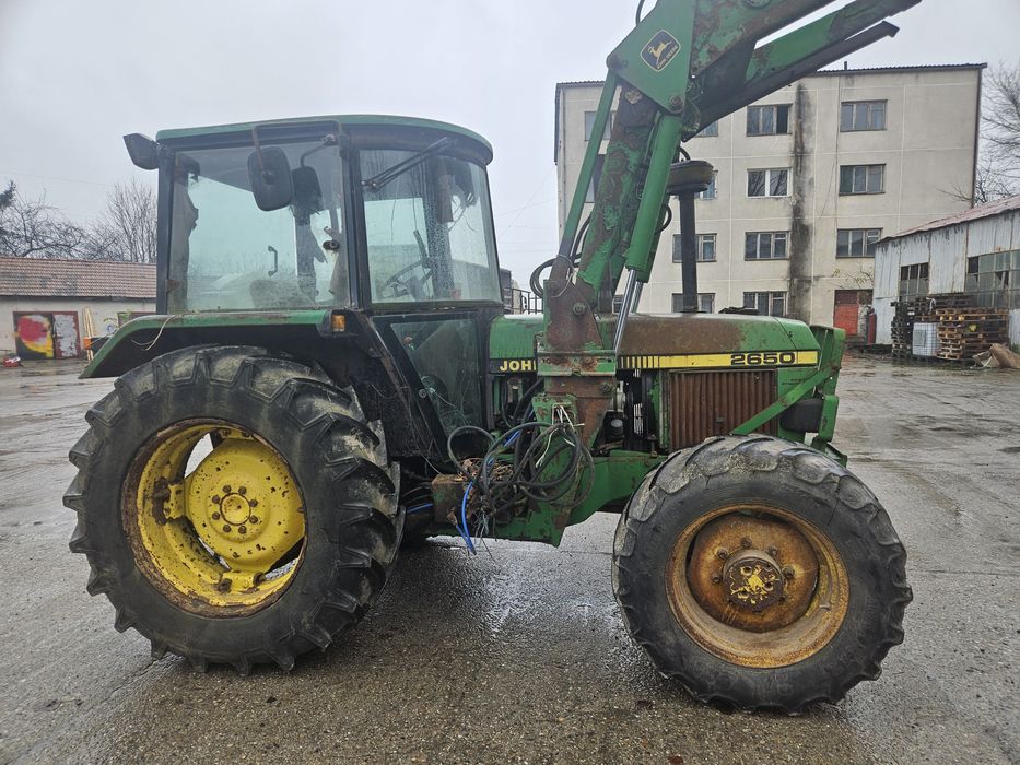 Tractor John deere 2650 cu încărcător frontal Case 885xl