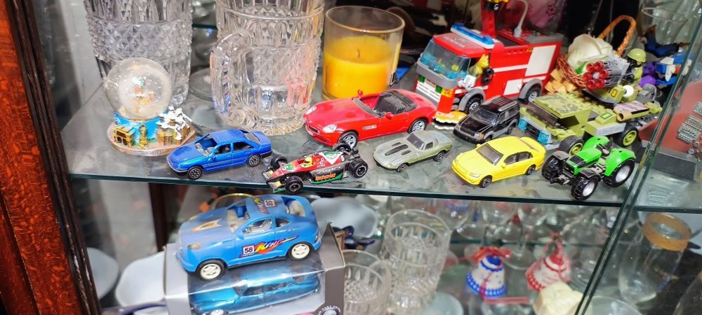 Mașinuță machetă, nouă, sigilată.