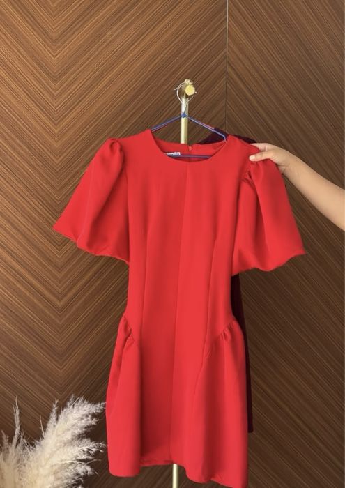 Красное платье.