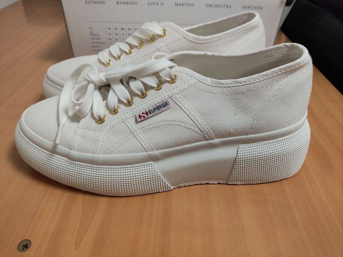 Нови италиански сникърси Superga