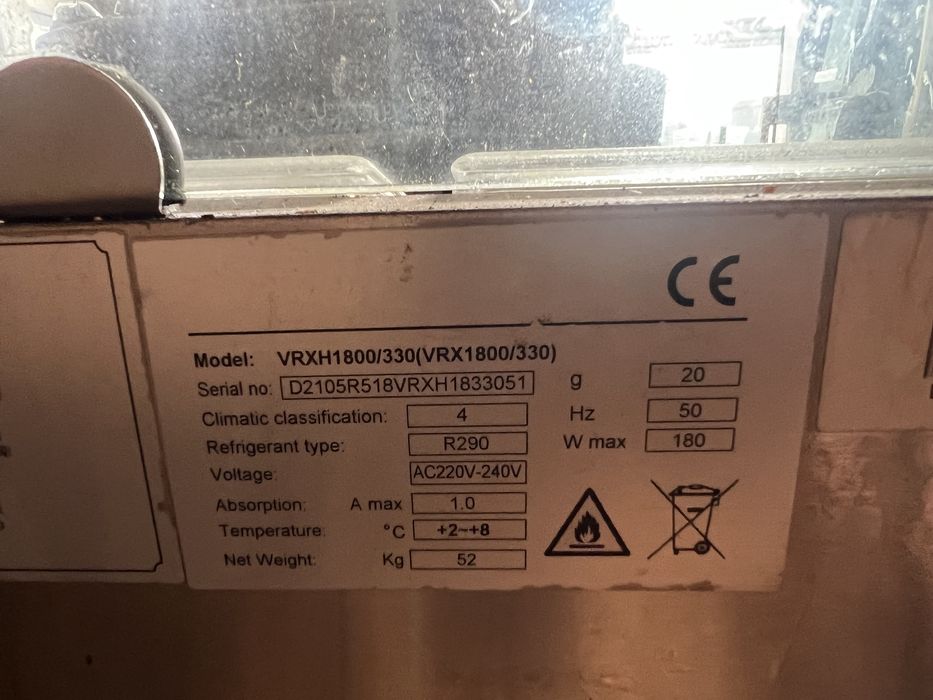 Vand vitrina cu aer rece cu 8 tavi ,lungime 1,80