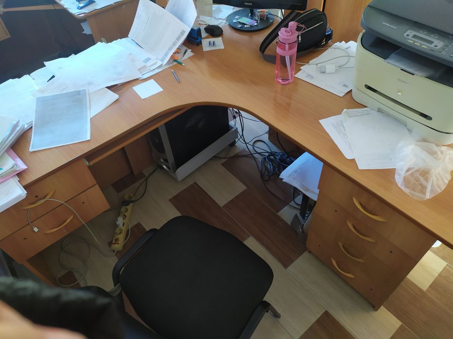 Продам стол угловой офисный