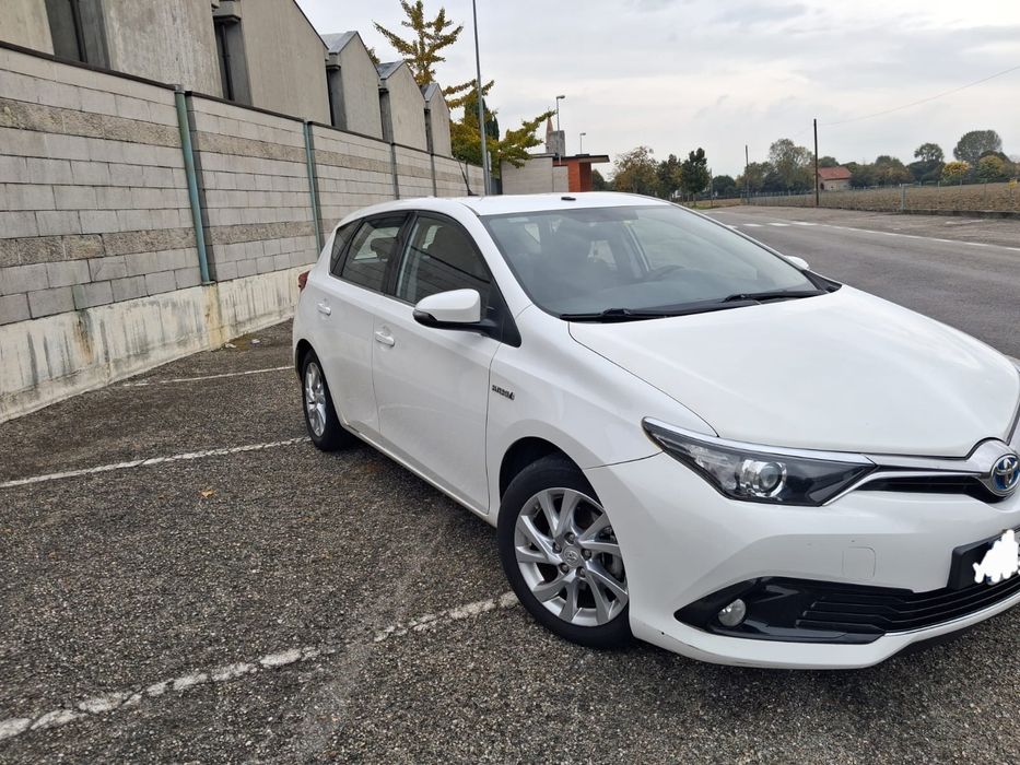 Toyota Auris Hybrid hatchback facelift 2015