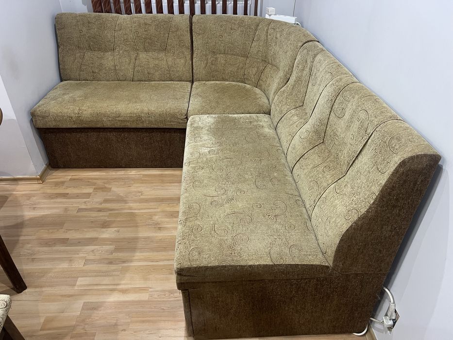маса столове и диван за кухня