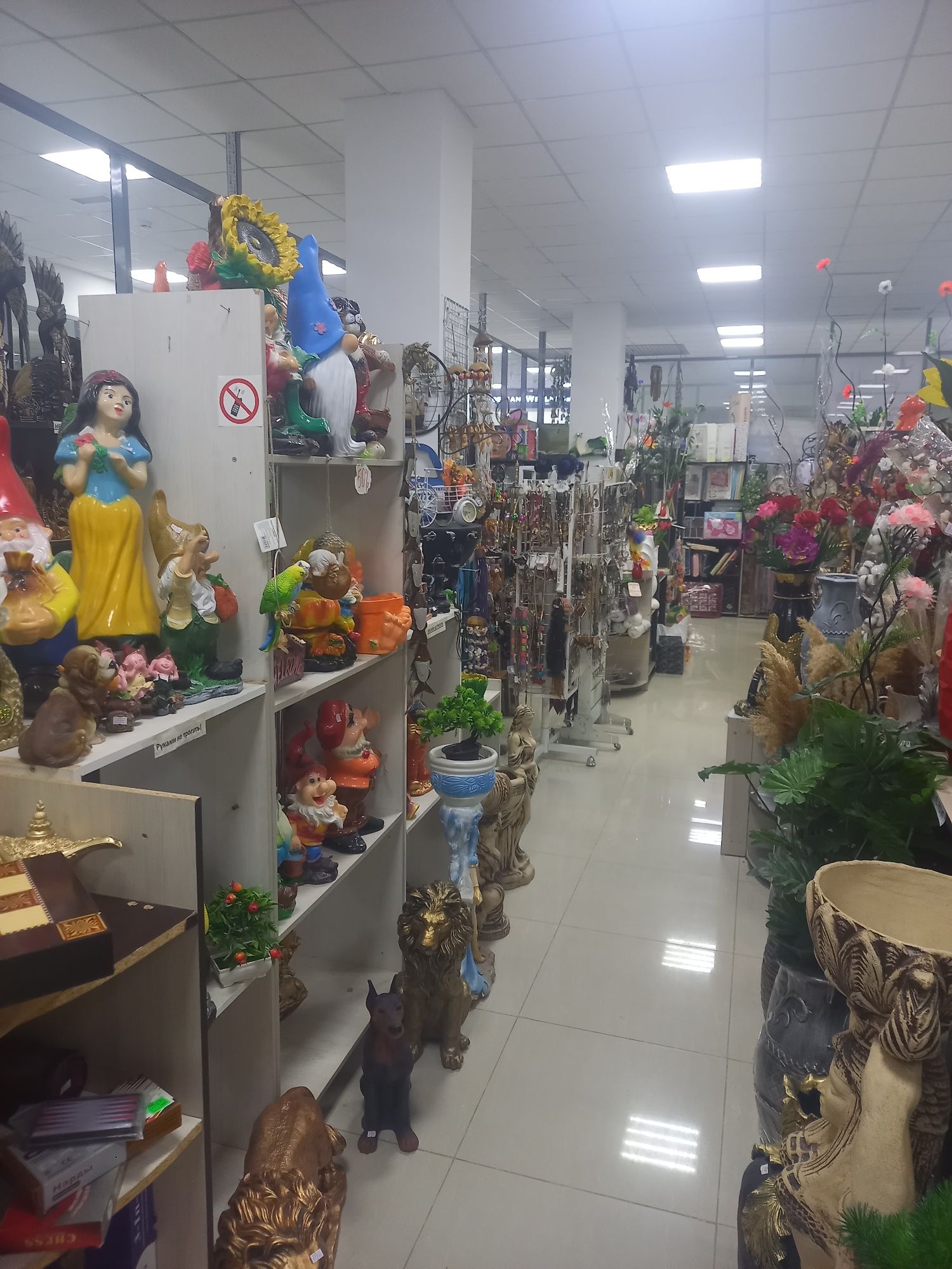 Распродажа сувениров и прочего