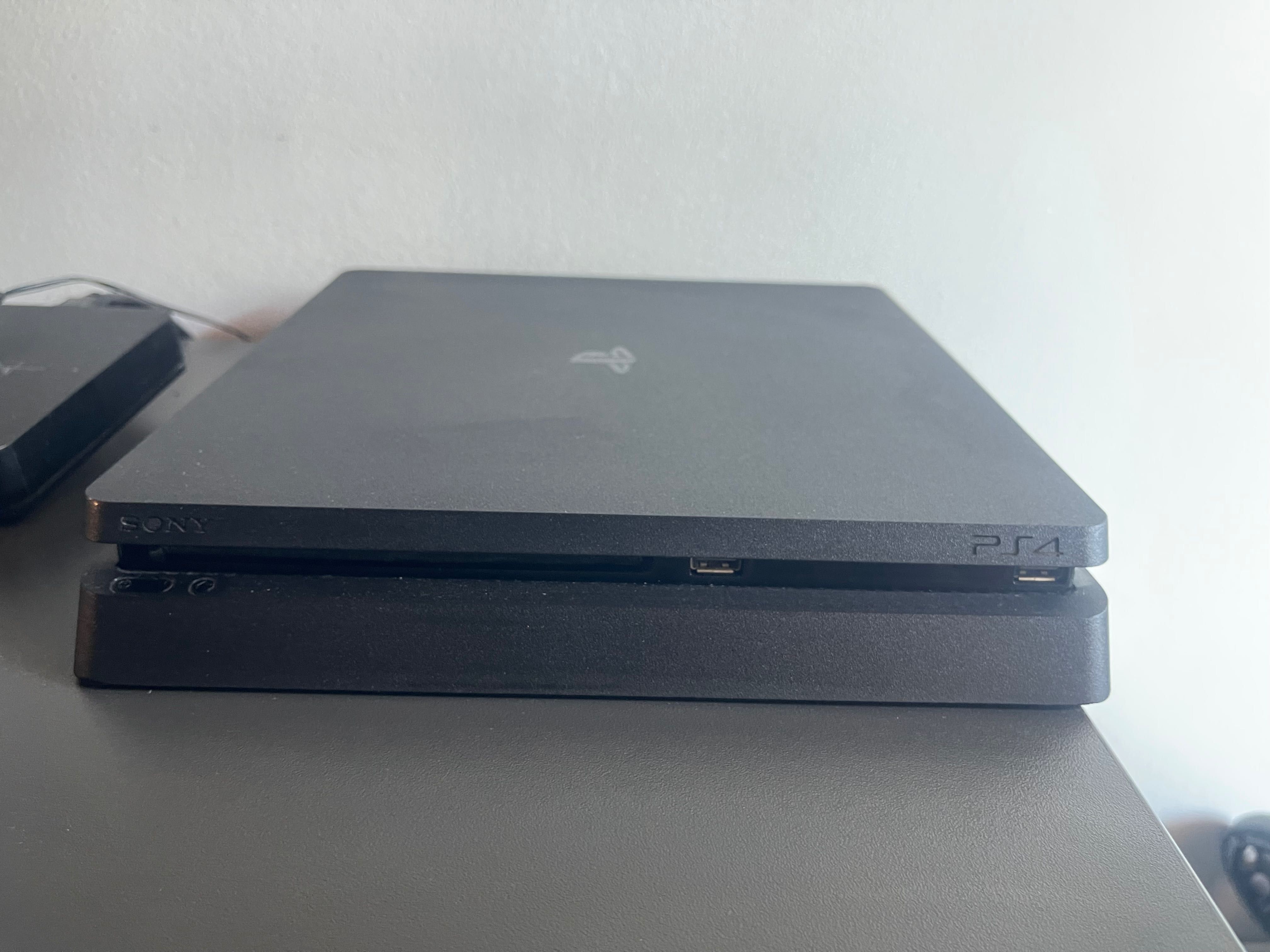 PlayStation 4 Slim със стойка и волан