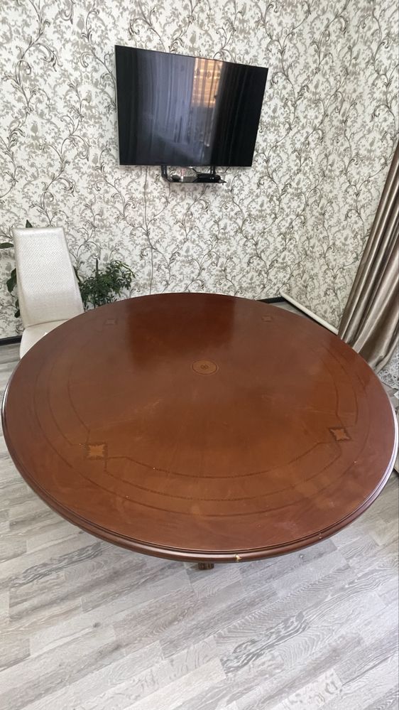 Круглый стол из красного дерево