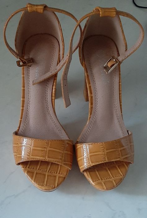 Sandale cu to, marime 35