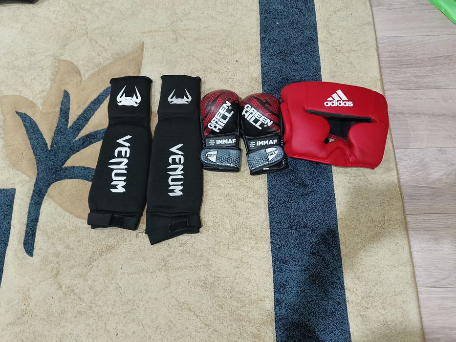 Спорт , футы , щит , перчатки