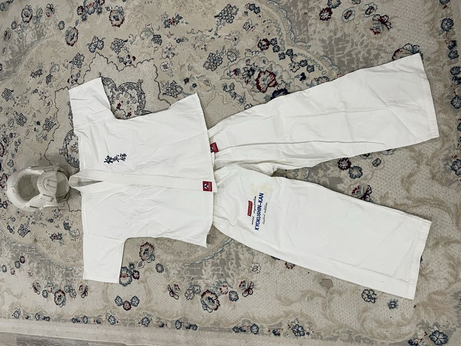 Кимоно с нашивкой в отличном состояни одевал 1 раз