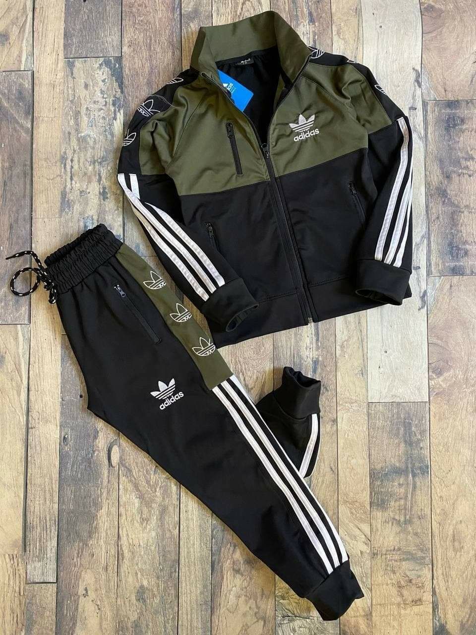 Trening Adidas unisex din silon, sigla cusuta