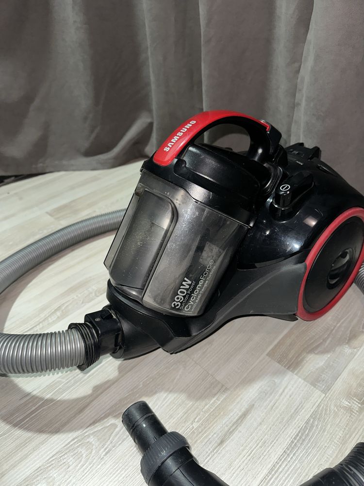 Пылесос Samsung SC15K4116VR с технологией CycloneForce
