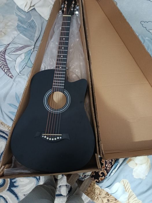 Продается гитара новая играли пару раз гитара йангибир мкр марта ишлат