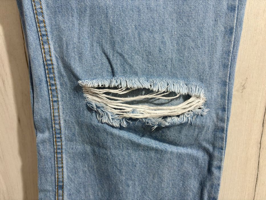 Blugi straight, rupți la un singur genunchi