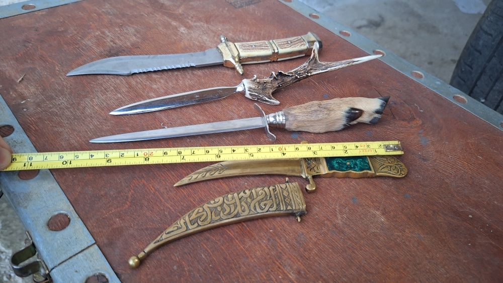 Продавам сет от 4 стари ножа