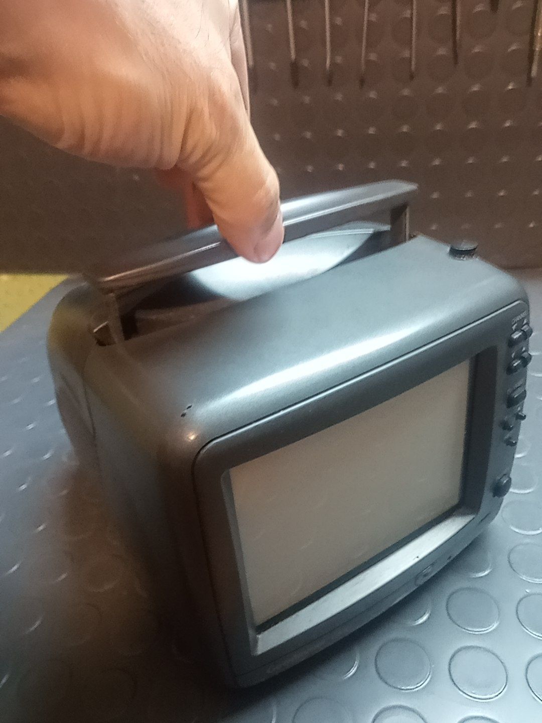 Портативен цветен телевизор 12v