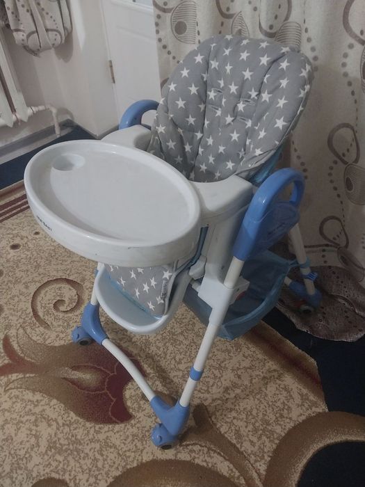 Стульчик для кормления на колесиках
Состояние б/у
Удобное 
Може
