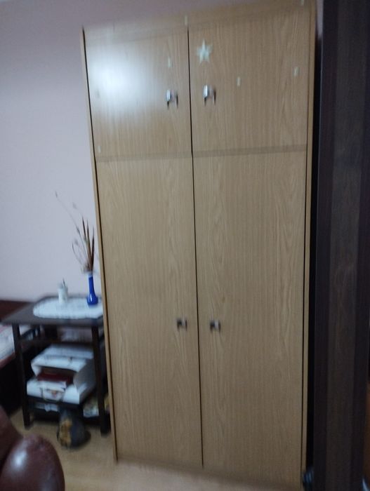 Продавам двукрилен гардероб