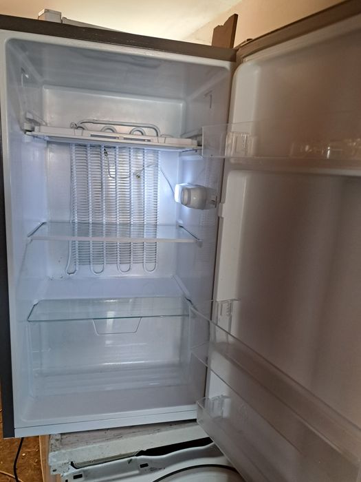 Vând frigider cu congelator mic