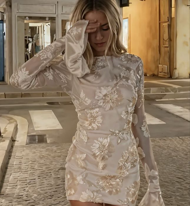 Продам платье ,на праздничные дни ,носила один раз на др