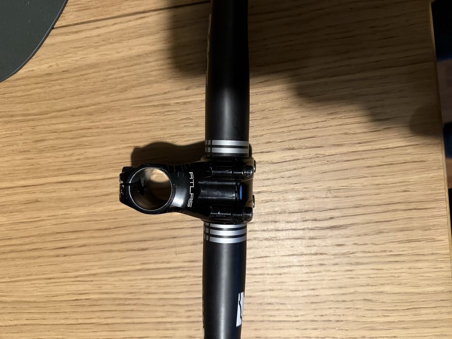 Здравейте, продавам карбоново кормило Raceface SIXC и лапа Rface Atlas