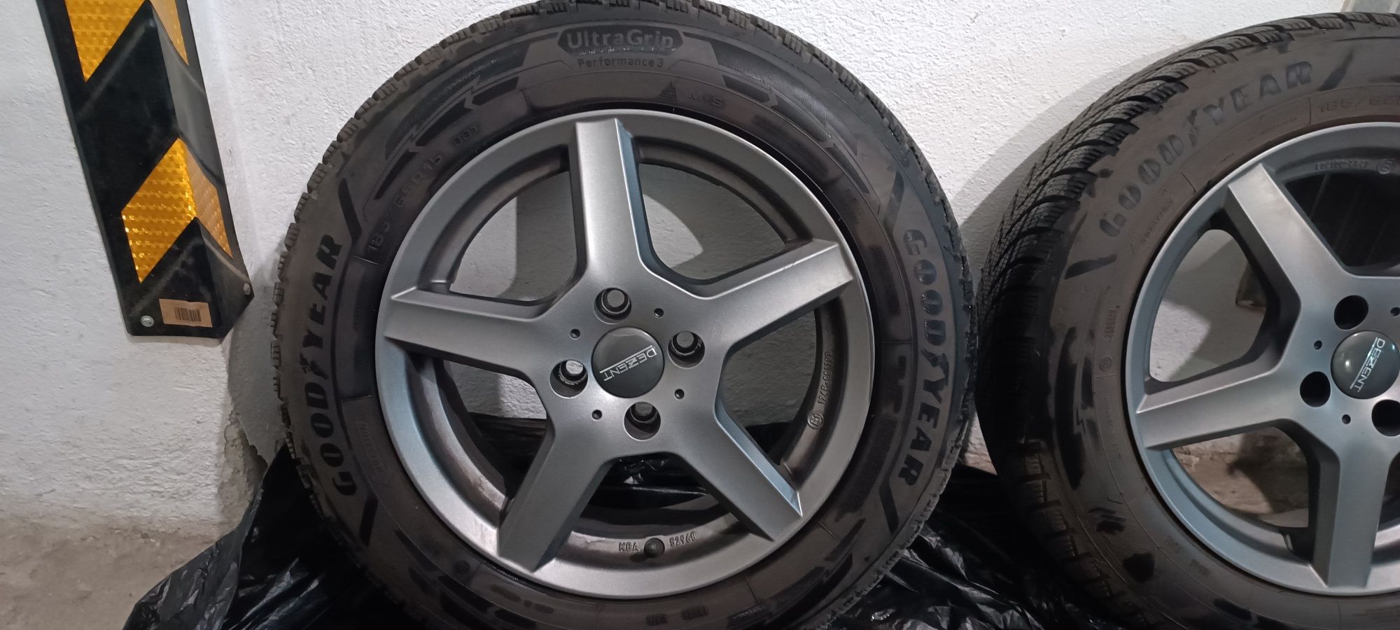 Джанти и гуми Dezent TY Graphite 15" GY Ultra Grip P3 185/65 R15