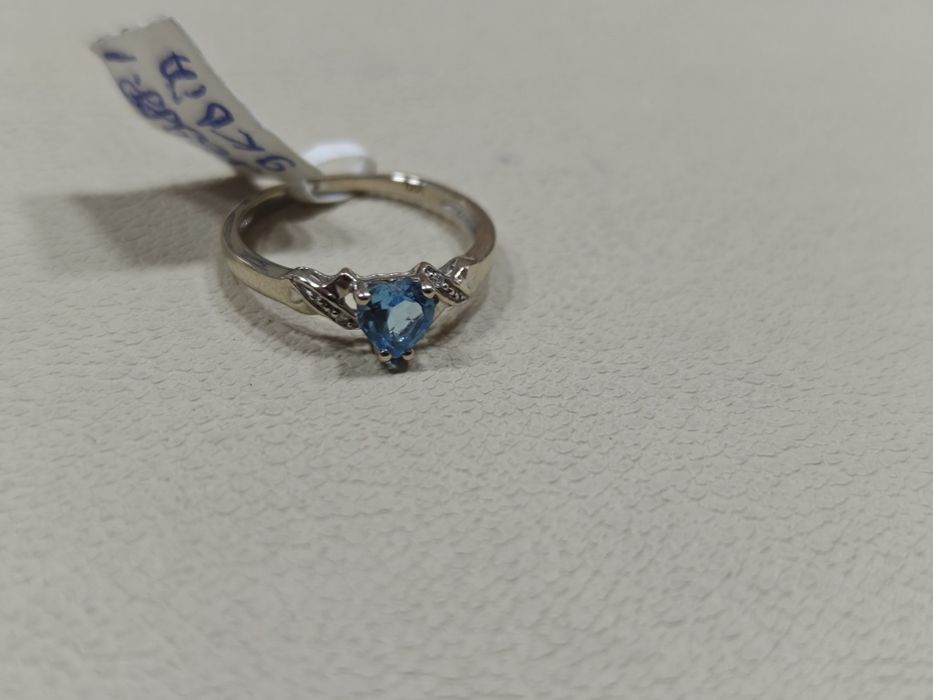 Inel aur alb 9k 1.50 Gr cu diamante și topaz in forma de inima (r)