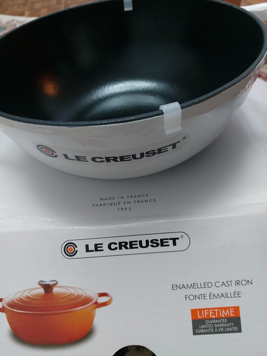 Чугунный казан известного бренда Le creuset

Обьем 4.2 л 
Вес 5 кг

К